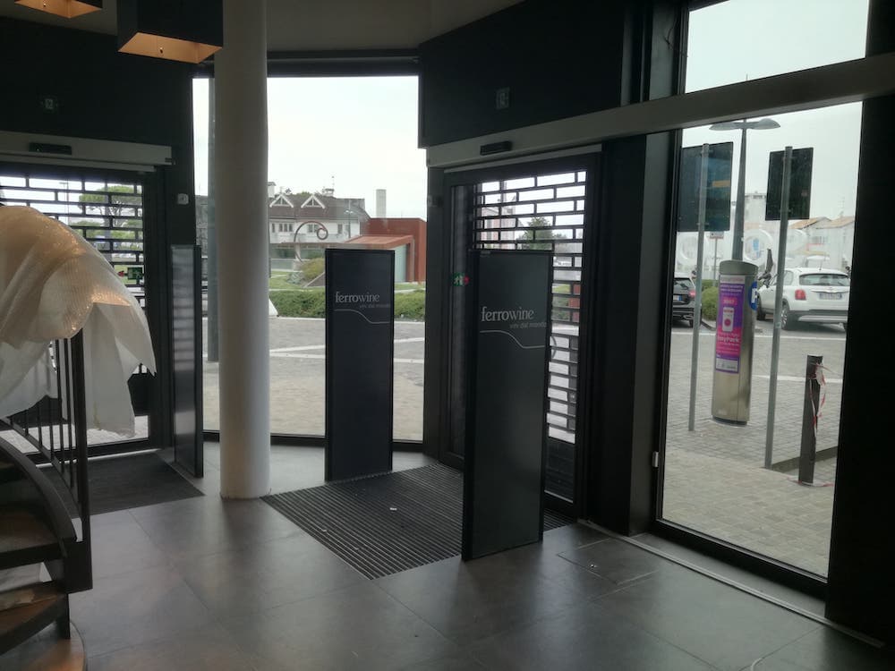 Punto vendita con antenne antitaccheggio ECS installate