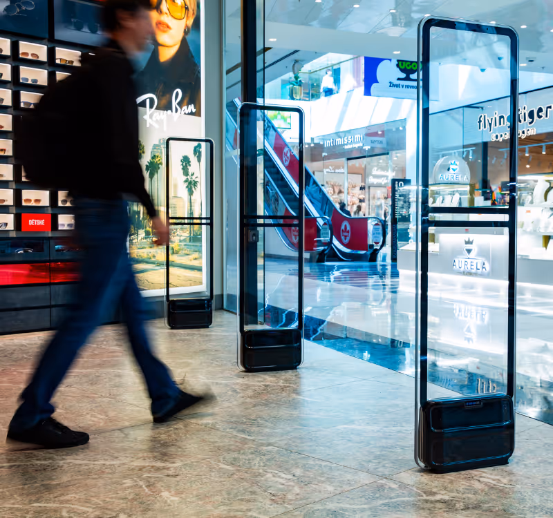 Antenne antitaccheggio ECS all'ingresso di un punto vendita retail